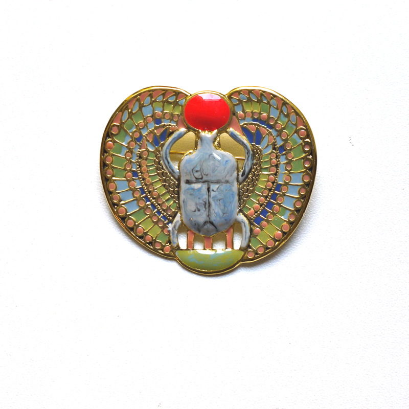 Broche pendentif d’après un somptueux pectoral à l’image du scarabée ayant appartenu à Toutankhamon.